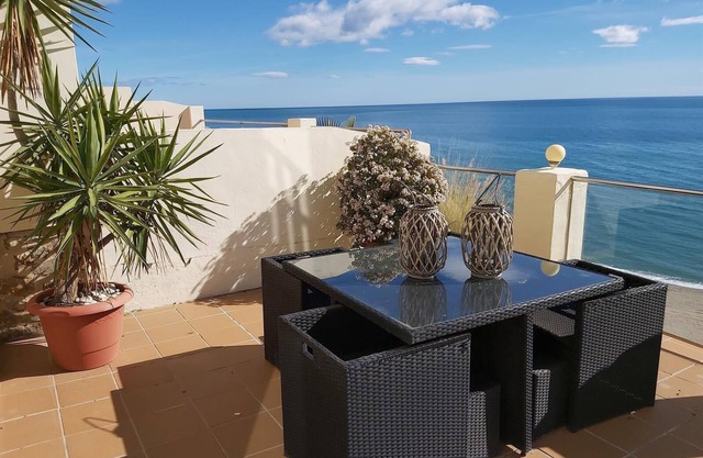 Apartment 'Beach Town Views' with Sea View, Wi-Fi and Air Conditioning