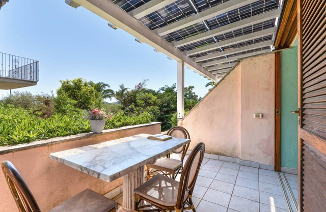 Apartment 'Bilocale Dolores' with Shared Pool, Wi-Fi and Air Conditioning
