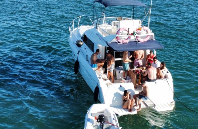 Apartment boat next to the beach
