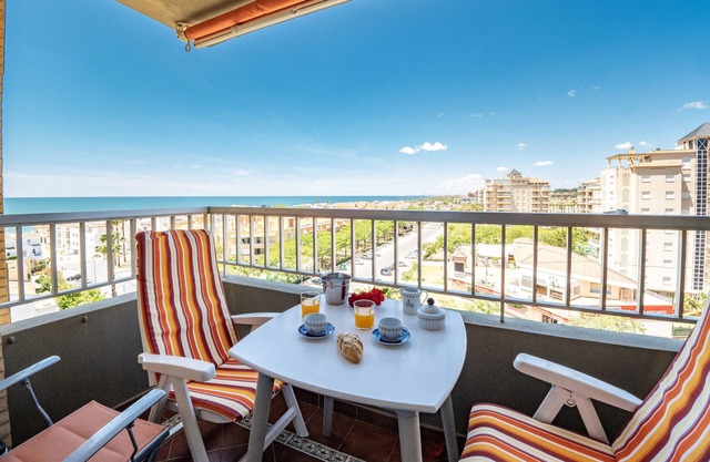 Apartment 'Bonito Piso a 1 Minuto de la Playa' with Sea View, Terrace & Wi-Fi
