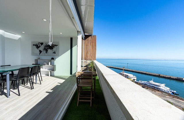 Apartment 'Cacilhas Riverview' with Private Terrace, Wi-Fi and Air Conditioning