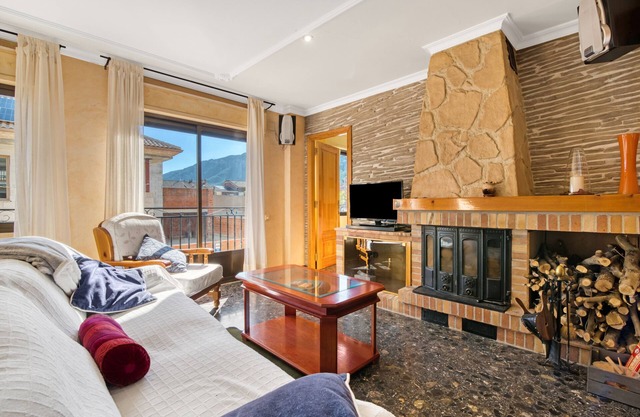 Apartment 'Cal Guerrer' with Mountain View, Private Terrace and Balcony