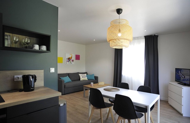APARTMENT - CHARM AND COMFORT - WITH TERRACE IN RESIDENCE IN QUIET JONZAC
