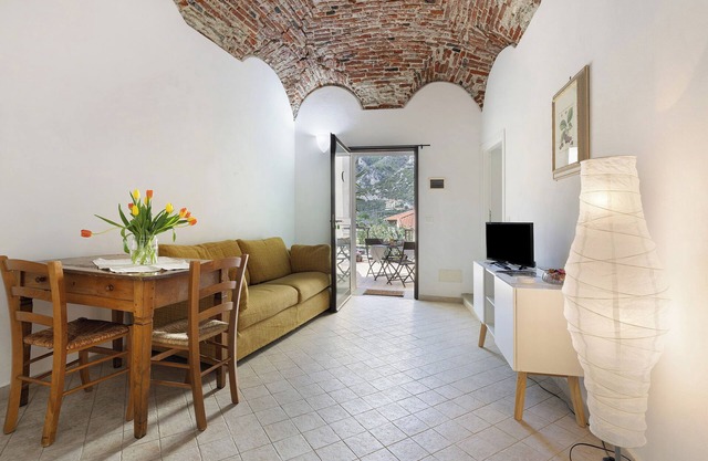 Apartment 'Ciliegio Agriturismo La Ferla' with Private Terrace and Air Conditioning