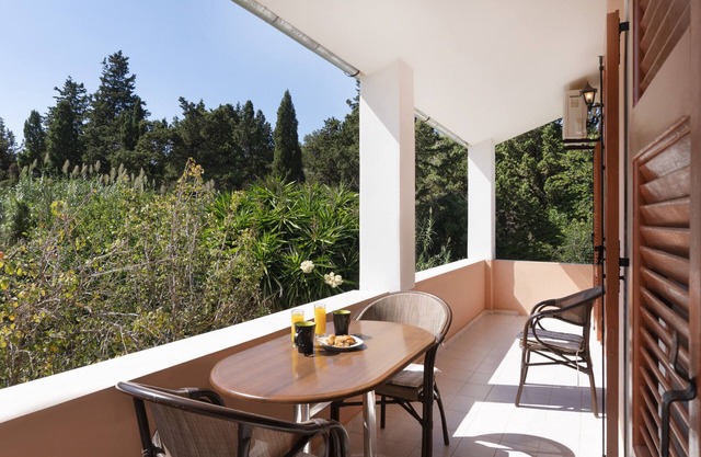 Apartment Dora Pagoi 1 with Mountain View, Shared Garden & Wi-Fi