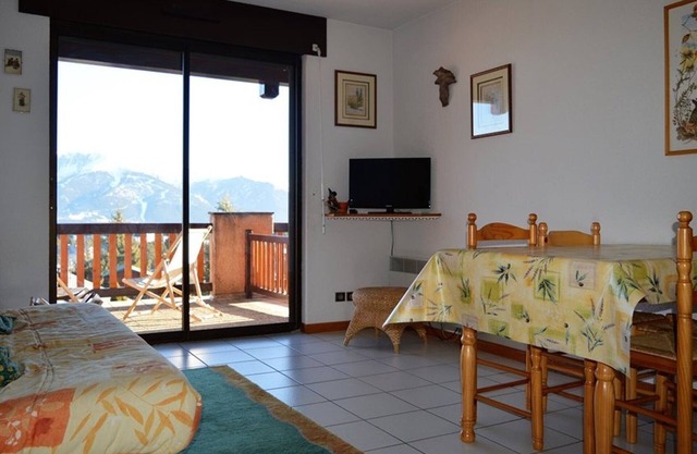 Apartment for 6 with parking and pets allowed