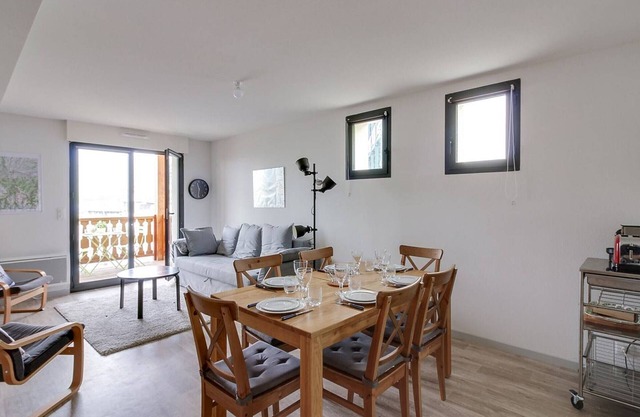 Apartment for 8, 2 bedrooms, station center, 3rd floor, secure, ski locker