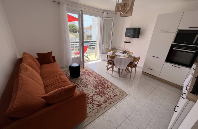 Apartment with sea view, beach access and natural swimming pool nearby