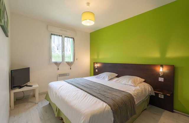 Apartment 'Le Clos Du Champ De L'Amour - La Tremblade' with Pool and Air Conditioning