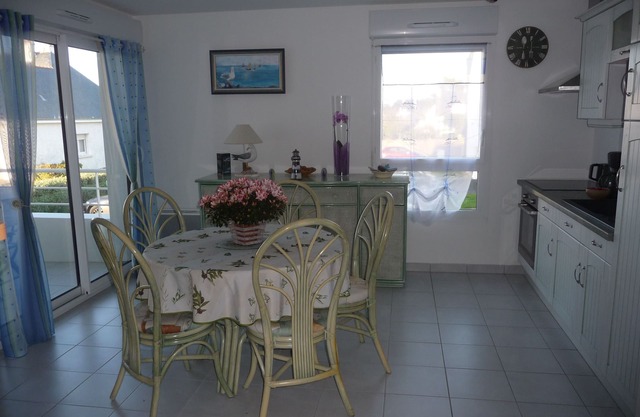 Apartment full of charm, at the foot of a stretch of sea water, close to shops.