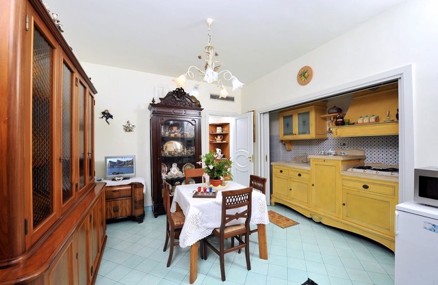 Apartment Ground, Sorrento Coast, with FREE swimming pool, parking, garden, WiFi