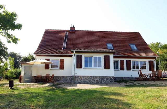 Apartment 'Haus Am See - Zur Roten Tür' with Lake View, Private Terrace and Wi-Fi