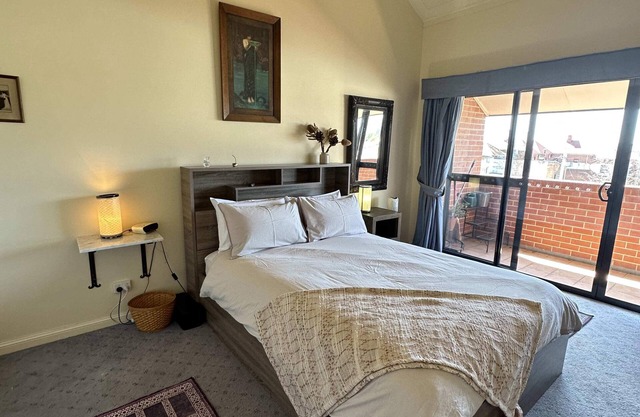 Apartment - Heart of Bathurst, Walk Everywhere!