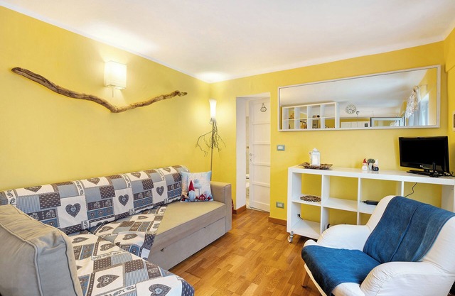Apartment 'Il Giardino' with Lake View, Private Terrace and Wi-Fi