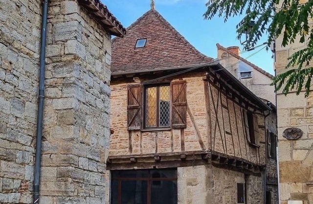 Apartment in 16th-century house (Bas)