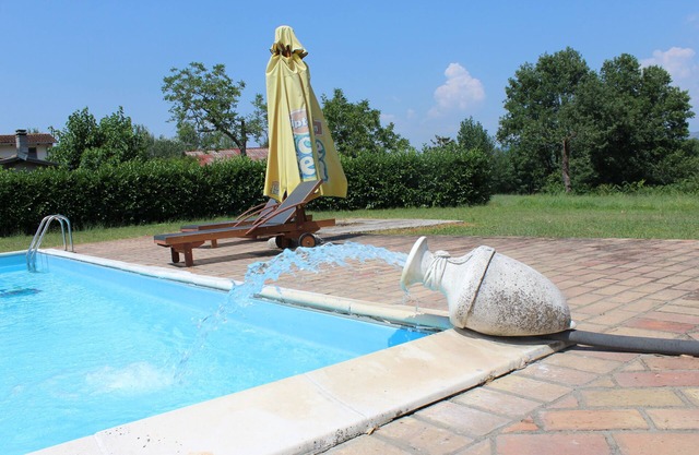 Apartment in farmhouse, shared swimming pool, between Rome and Naples