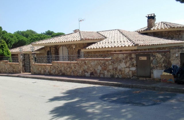 Apartment in private villa 1.5 km. from Lloret de Mar. 500 meters away from Cal beach