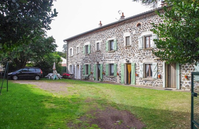 Apartment in the heart of a renovated farmhouse, 2 bedrooms, sleeps 6, well-equipped