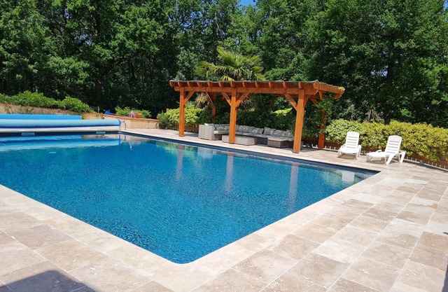 APARTMENT IN VILLA TYPE F4 IN GARDEN WITH POOL