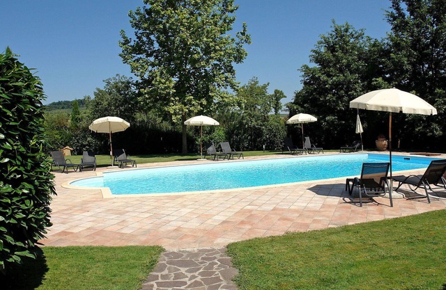 Apartment in villa with pool, WIFI, TV, terrace, pets allowed, parking, close to San Gimignano