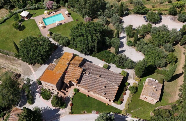 Apartment in villa with WIFI, pool, A/C, TV, terrace, panoramic view, close to San Gimignano