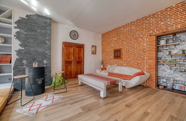 Apartment 'L'Élite Montauban Calme Et Spacieux' with Private Terrace and Wi-Fi