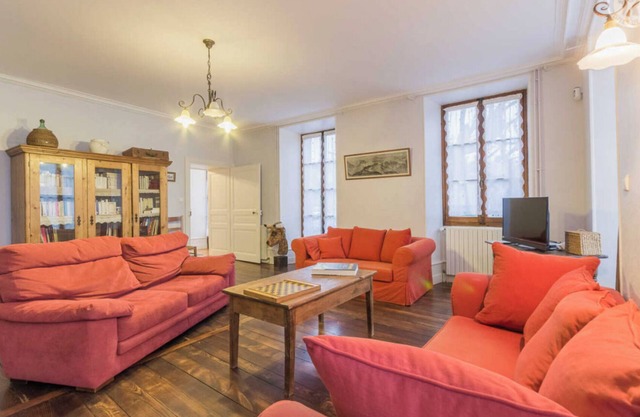 Apartment 'La Magnanerie' with Mountain View, Private Garden and Wi-Fi