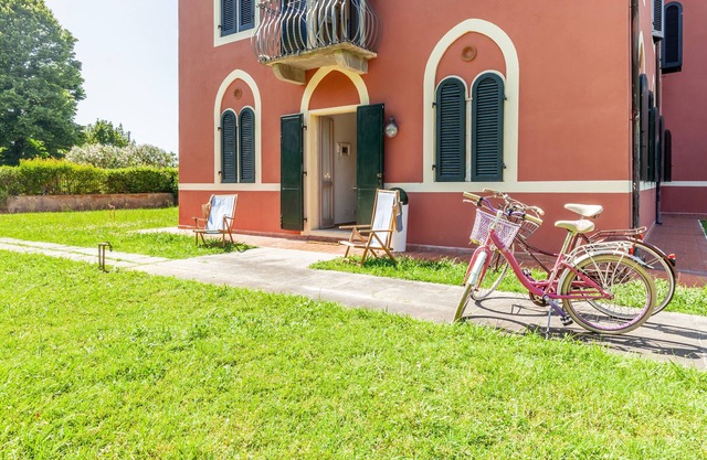 Apartment 'La Casa Rossa Versilia' with Mountain View, Shared Garden and Wi-Fi