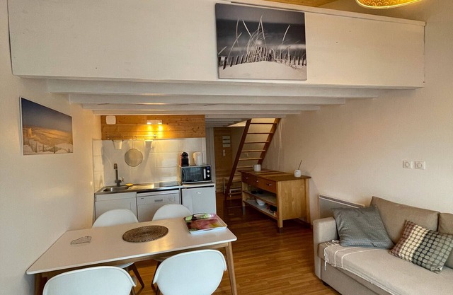 Apartment "La Tomate Surfeuse" with Private Terrace, Balcony and Wi-Fi