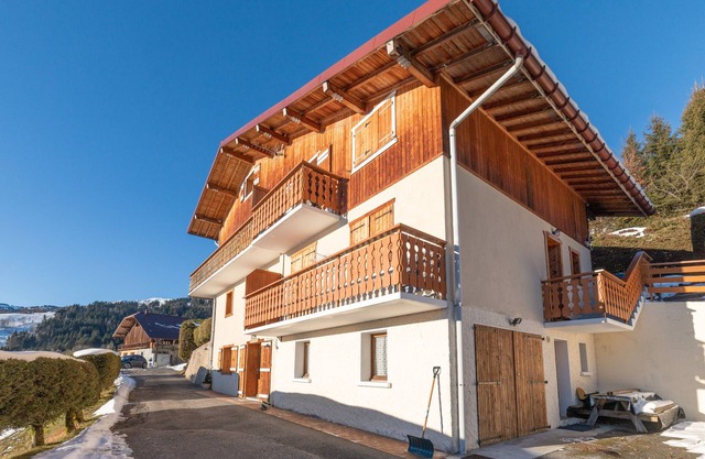 Apartment 'Le Rouge-Gorge' with Mountain View, Private Terrace and Wi-Fi