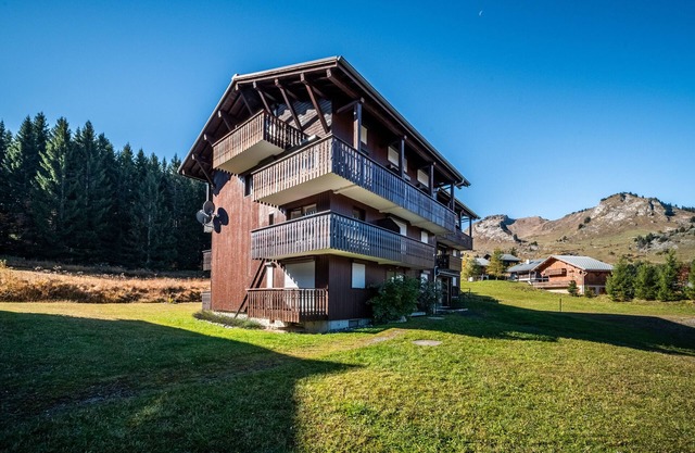 Apartment 'Les 3 Lys - 25 M² - Le Praz De Lys' with Mountain View, Shared Garden and Balcony