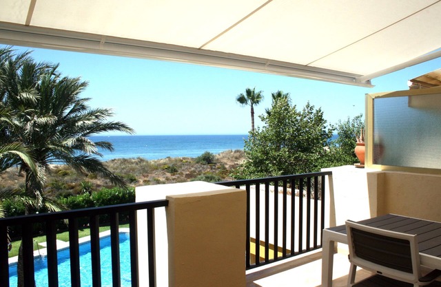 Apartment located on the beachfront, with splendid sea views.