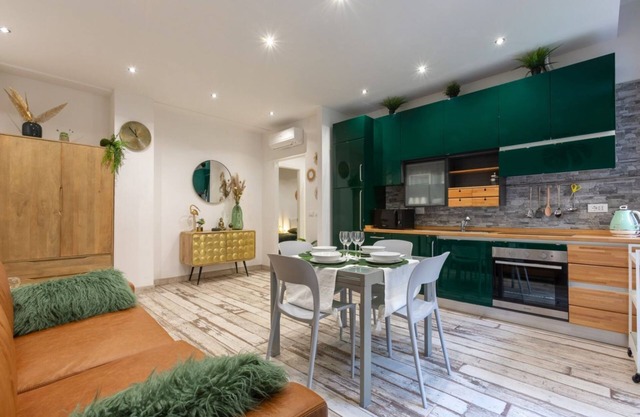 Apartment located on the first floor of a building with a lift.In 75 square meters of space, it comfortably accommodates 6 people with two double bedrooms and a sofa bed in the living room.Connected with the city center and with all points of interest in