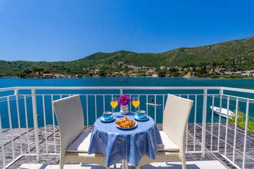 Apartment Lucija - waterfront with sunbeds!