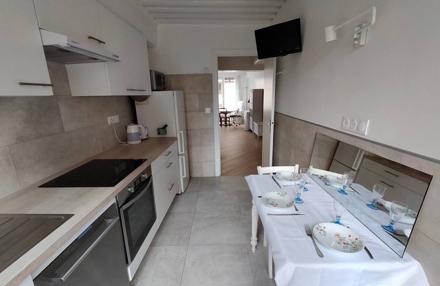 Apartment near Croix Rousse metro station, shops and market