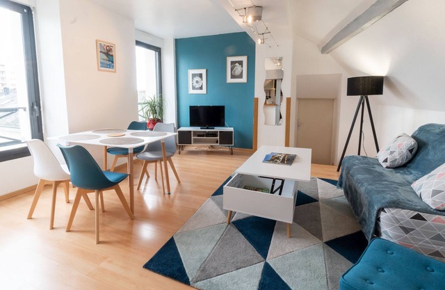 Apartment near downtown with parking. 5 people