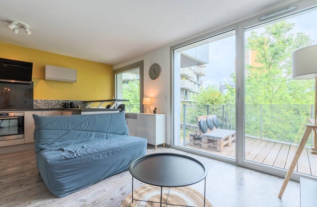Apartment near metro with parking & balconies
