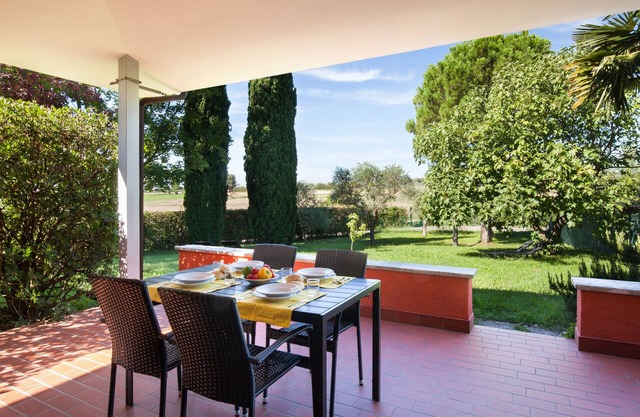 Apartment Noal with garden, swimming pool