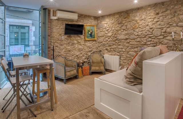 Apartment “Old Side Girona one” with Balcony, Wi-Fi & A/C