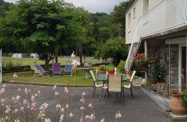 APARTMENT OVERLOOKING PIC DU VISCOS AND CABALIROS GROUND FLOOR 4 PEOPLE