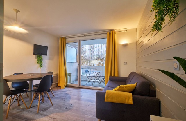 Apartment 'Petit Cocon Proche Lac Et Stations' with Shared Pool, Balcony and Wi-Fi