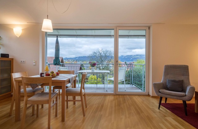Apartment ‘Pfirsichblüte’ on idyllic Family Farm House with Balcony & Mountain View