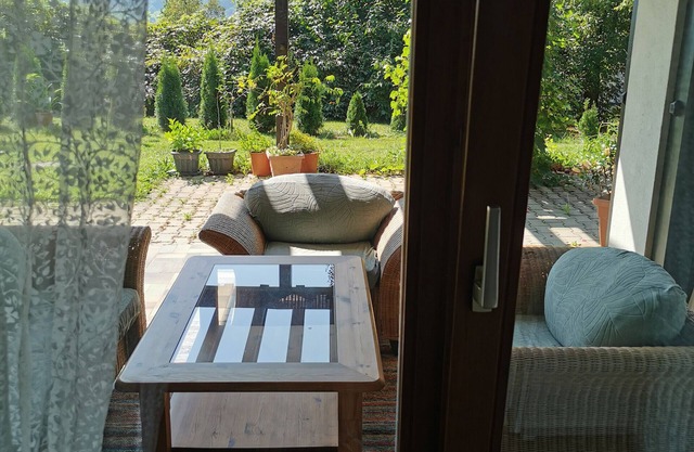Apartment 'Right' with Shared Garden