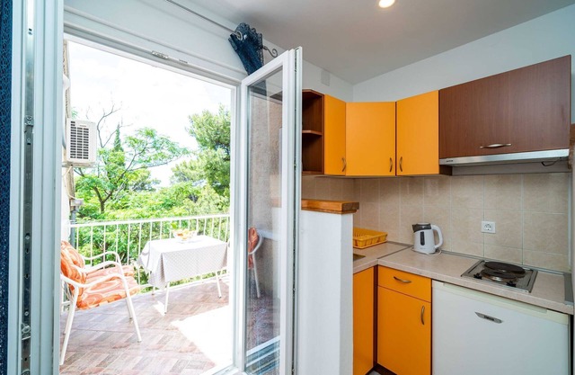 Apartment & Rooms Papa - Studio Apartment with Balcony and Partial Sea View