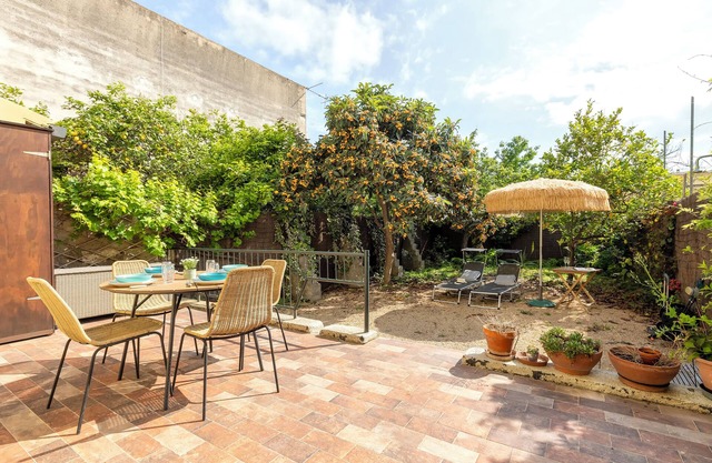 Apartment 'Rosas' with Private Terrace, Private Garden and Wi-Fi
