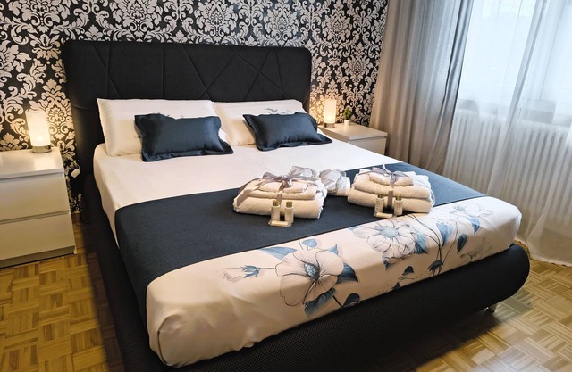 Apartment 'Royal Residence' with Shared Garden, Wi-Fi and Air Conditioning