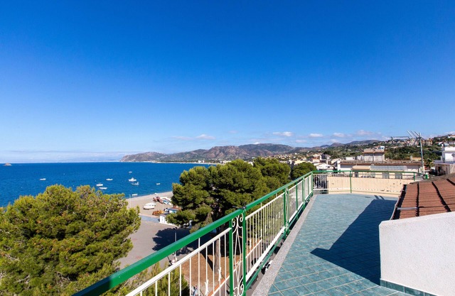 Apartment 'Seaview 2' with Sea View, Wi-Fi and Air Conditioning