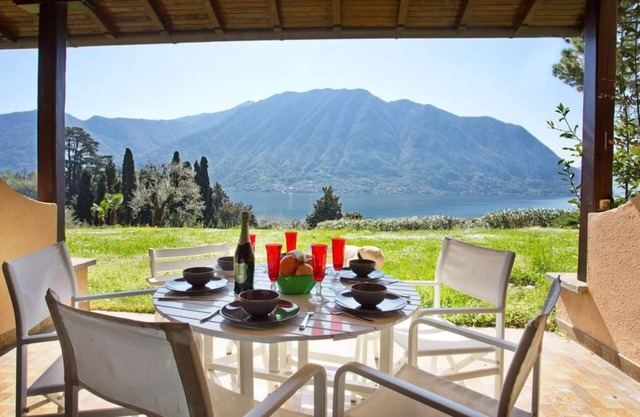 Apartment sleeps 8 with amazing lake views