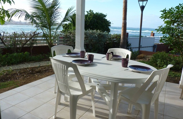 Apartment T2 the waterfront overlooking the sea.