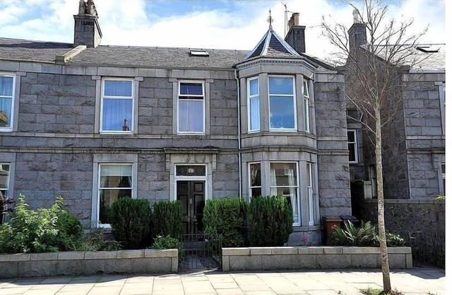 Apartment To Suit All! Perfect Location With Easy Access To Centre Of Town